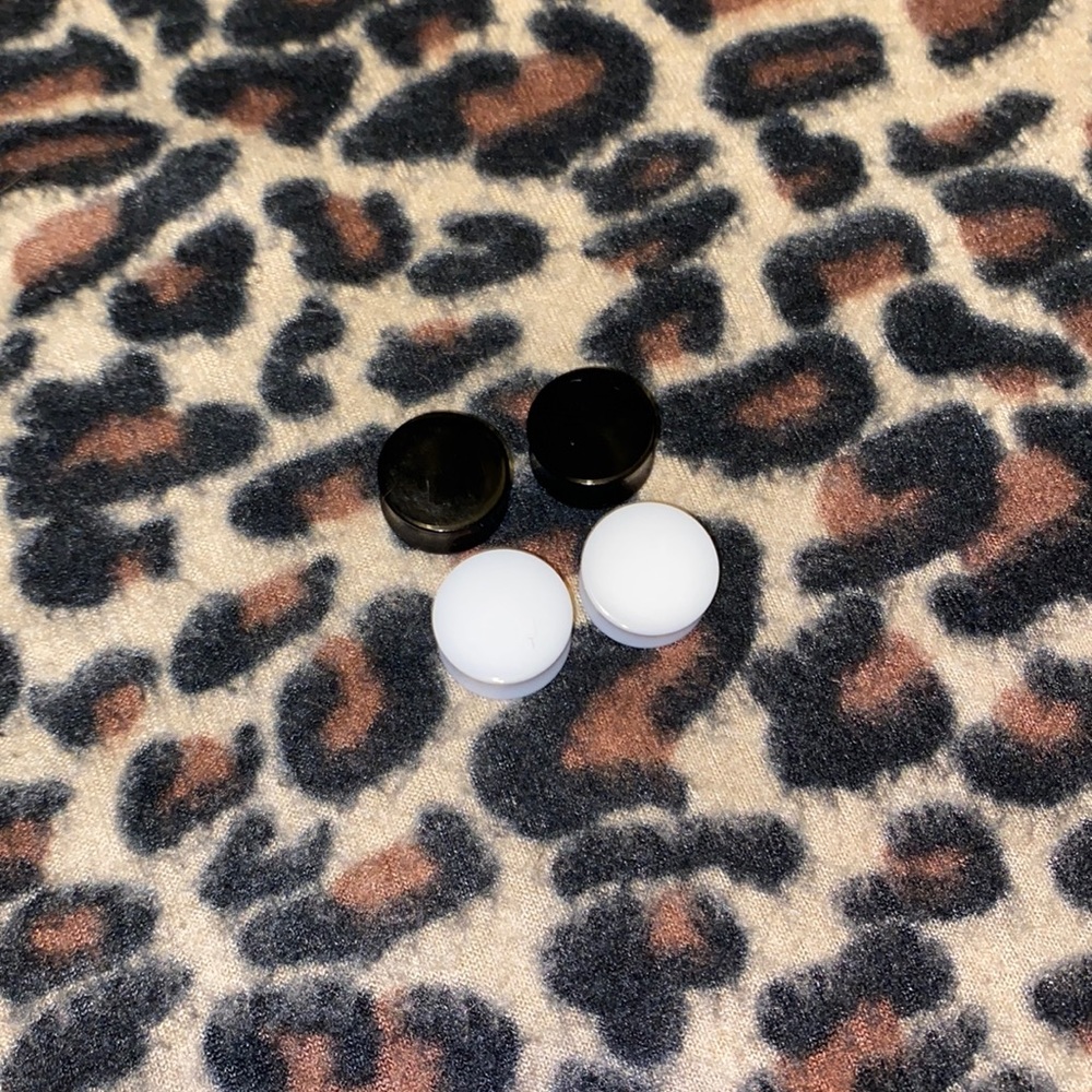 Black and white plugs size 3/4